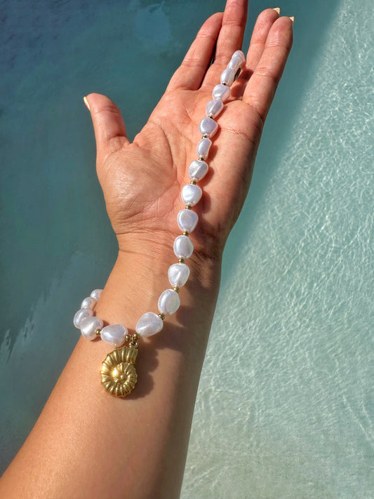 Colgante perlas caracola