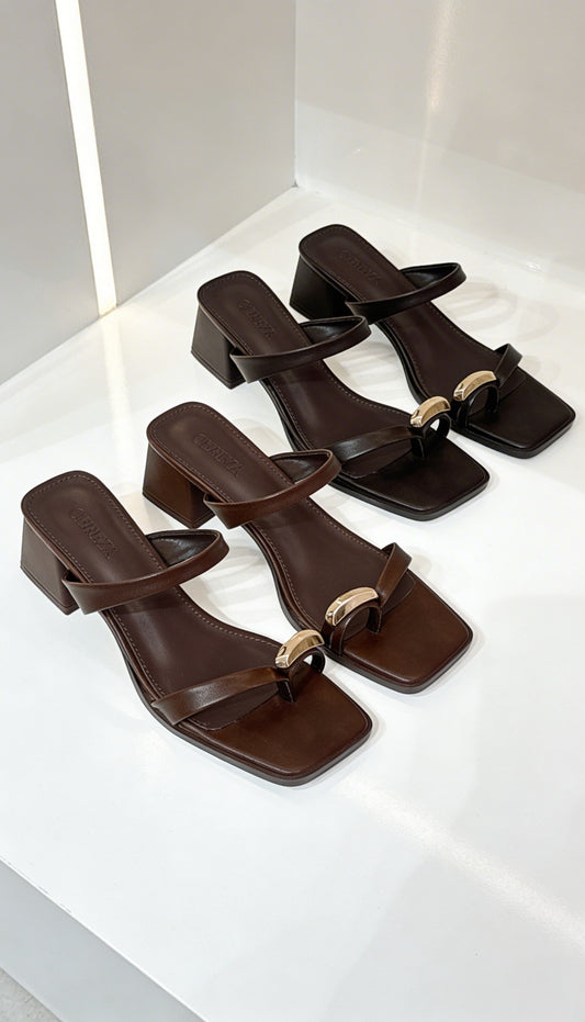 Sandalia tacón tira