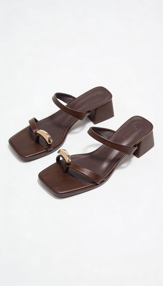 Sandalia tacón tira